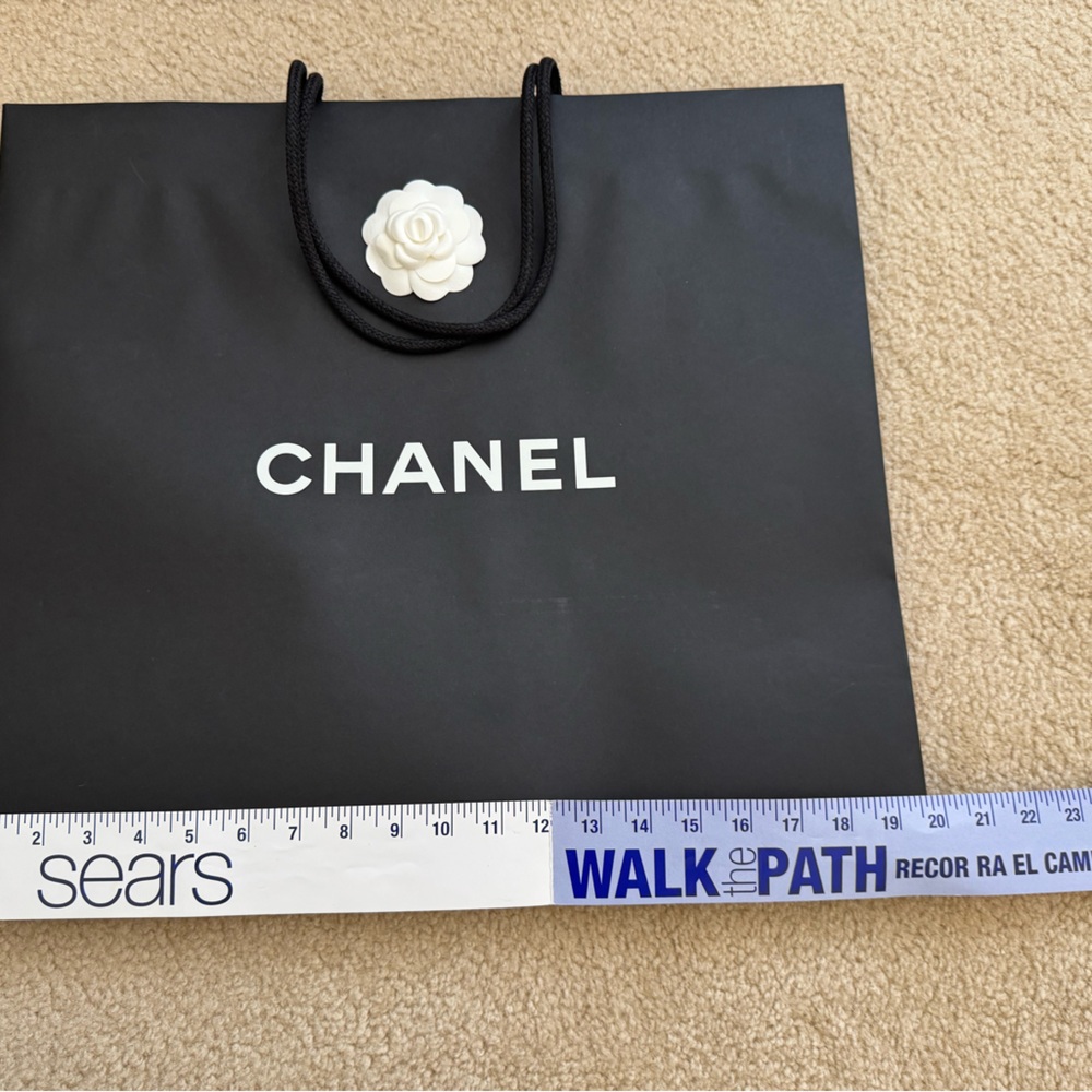 CHANEL Black and White Accessory Packaging - Picture 10 of 11